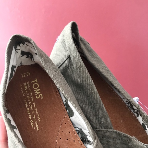 Brand New without Tags Green Canvas TOMs - Picture 3 of 8